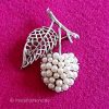 ブローチ Trifariトリファリ　パールさくらんぼ パール装飾果実＆透かし銀葉のチェリー。