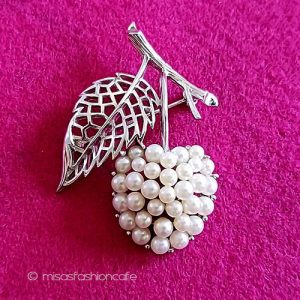 ブローチ Trifariトリファリ　パールさくらんぼ パール装飾果実＆透かし銀葉のチェリー。