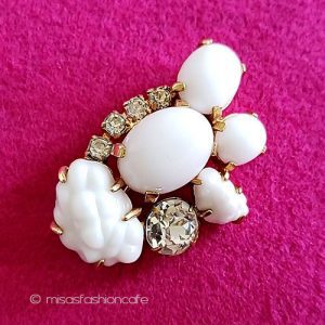 ヴィンテージブローチMarvellaミルクガラス