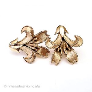 Trifari トリファリ フラワーイヤリング