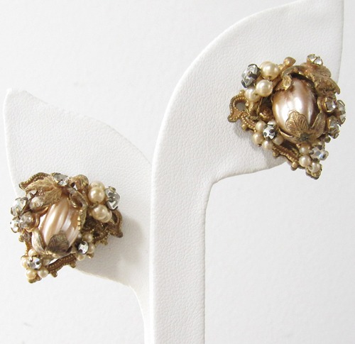 Robert ロバート バロックパールイヤリング on earring display