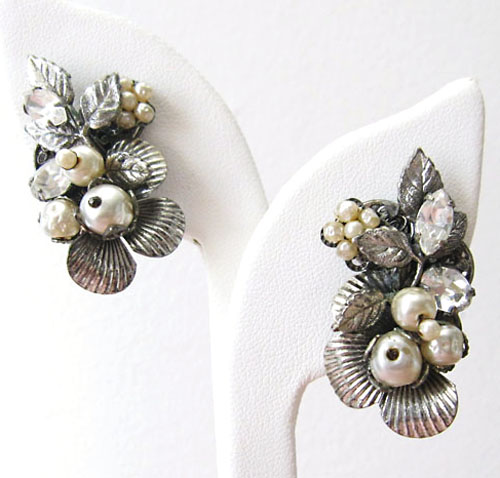 Robert ロバート イヤリング on display