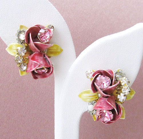 Robertお花イヤリング on display