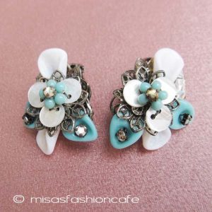 Robert 花イヤリング グリーン・ミルクガラス