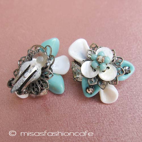 Robert　花イヤリング グリーン・ミルクガラス detail view