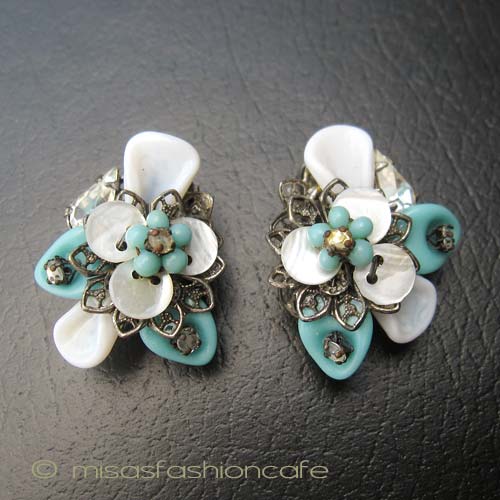 Robert　花イヤリング グリーン・ミルクガラス front view