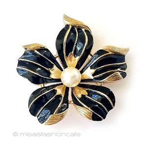 Trifari  トリファリ パールのお花ブローチ