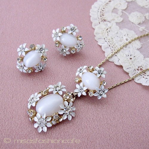 エナメル白いお花セット on pink background