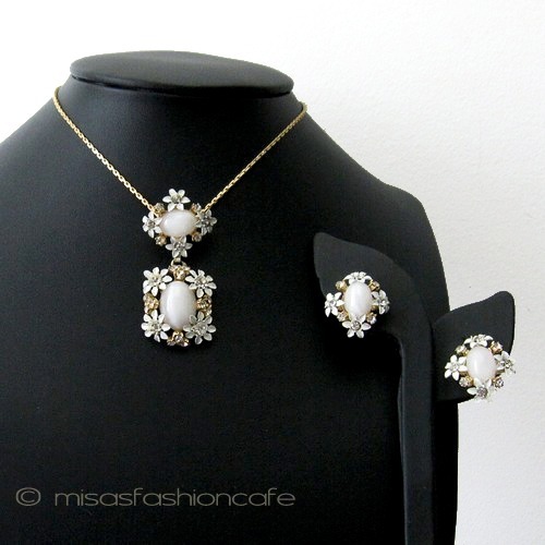 エナメル白いお花セット on torso display