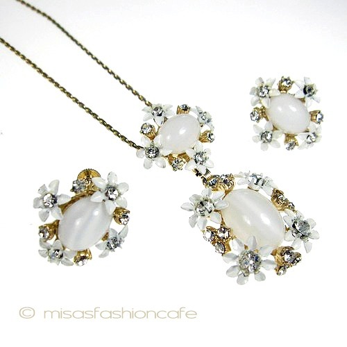 エナメル白いお花セット on white background