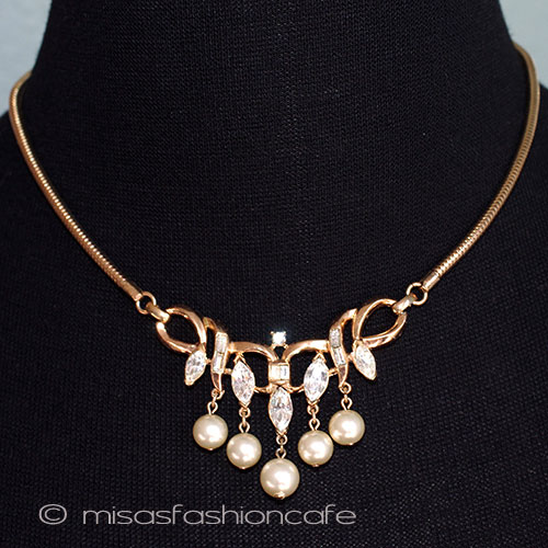 Ｔｒｉｆａｒｉ　 トリファリ パール＆クリスタル　セット on torso display