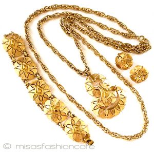 Trifari  トリファリ 花柄2連の3点セット