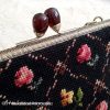 ビンテージバッグ（大） ローズ花プチポアン刺繍 closeup view of clasp details