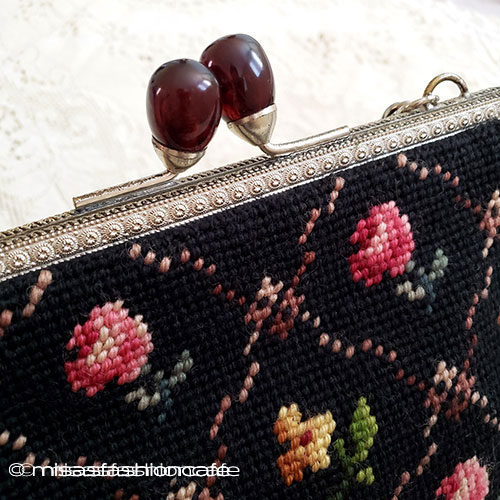 ビンテージバッグ（大） ローズ花プチポアン刺繍 closeup view of clasp details