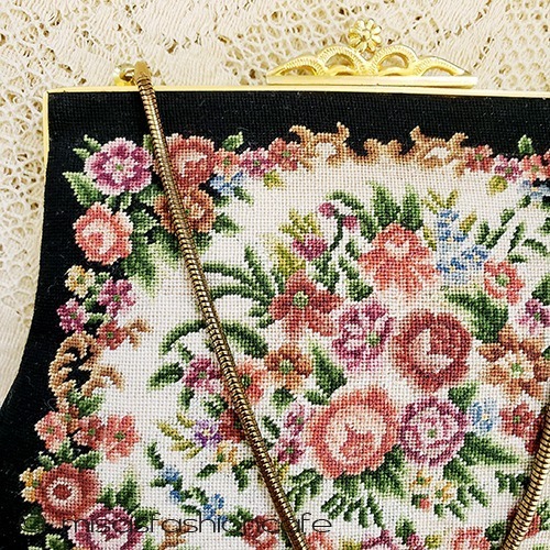 ヴィンテージ　バッグ 総刺繍お花プチポア closeup detail view