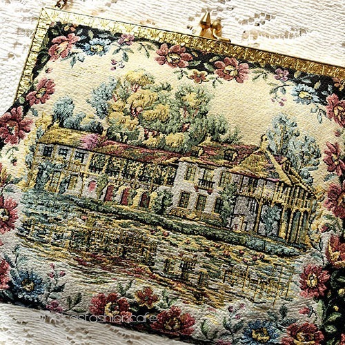 アンティークバッグ 仏製　花と町並み刺繍 closeup view