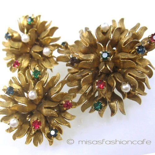 アンティークジュエリー オーストリア製花セットon white background