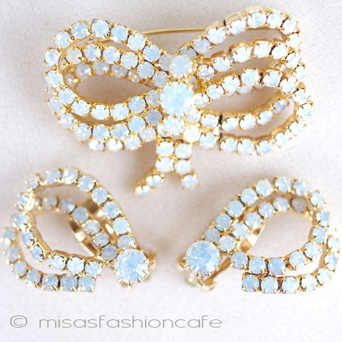 ヴィンテージアクセサリー クリスタルのリボン white background